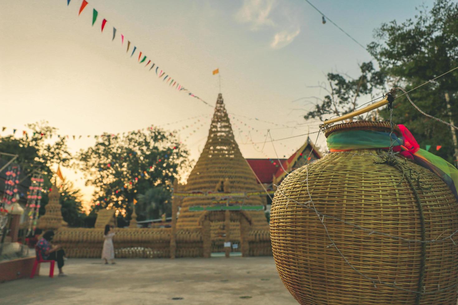 lom sak, phetchabun december 2021 wat khosa thachang under solnedgången. pagoden tillverkas av risfält och inredning av fammer som kommer att byggas i slutet av varje år foto