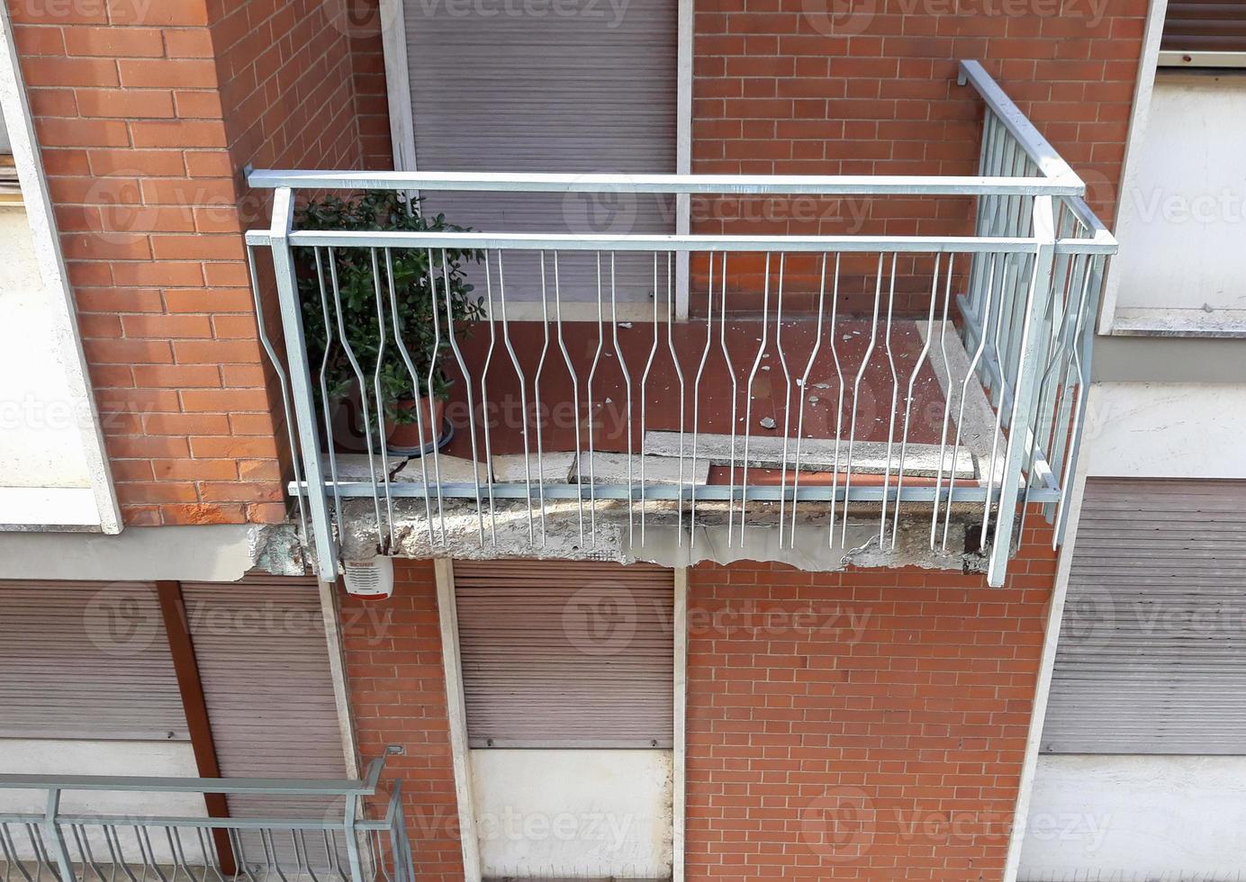 skadad balkongfront foto