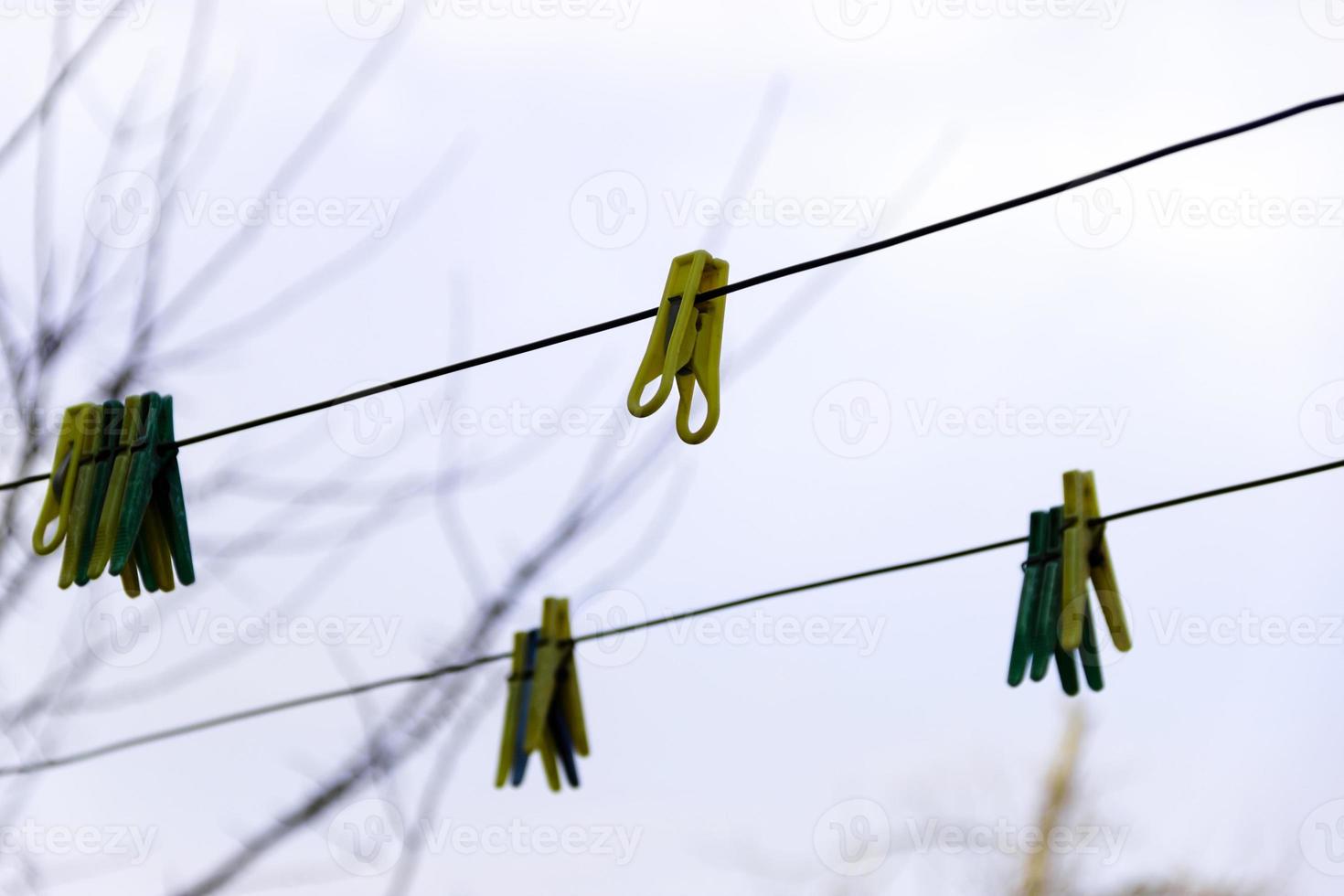 klädnypa hängande på en tråd mot en klar himmel. foto