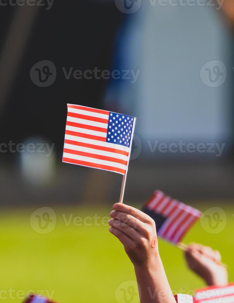 barn som håller en amerikansk flagga foto