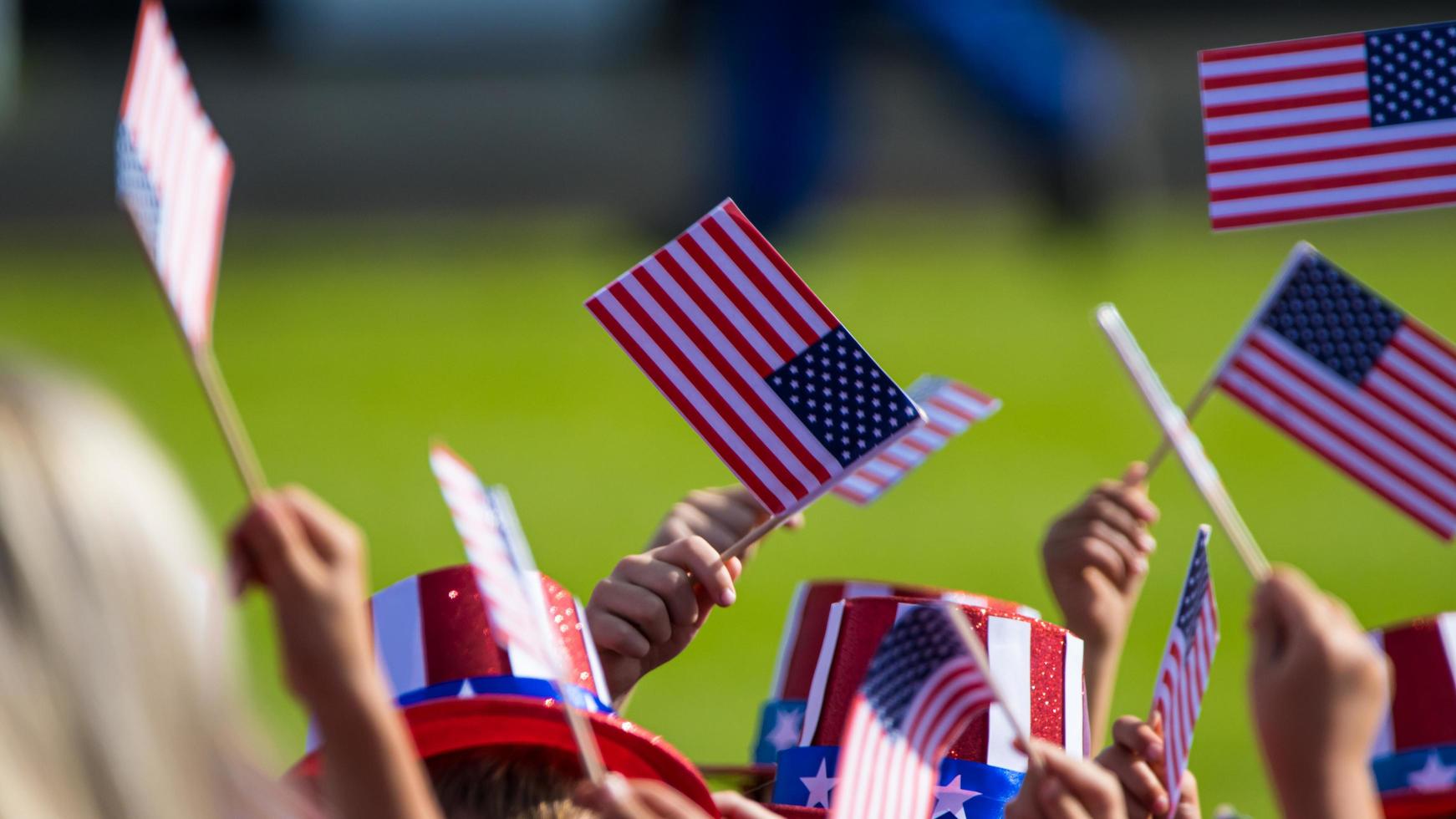 barn viftar med amerikanska flaggor foto