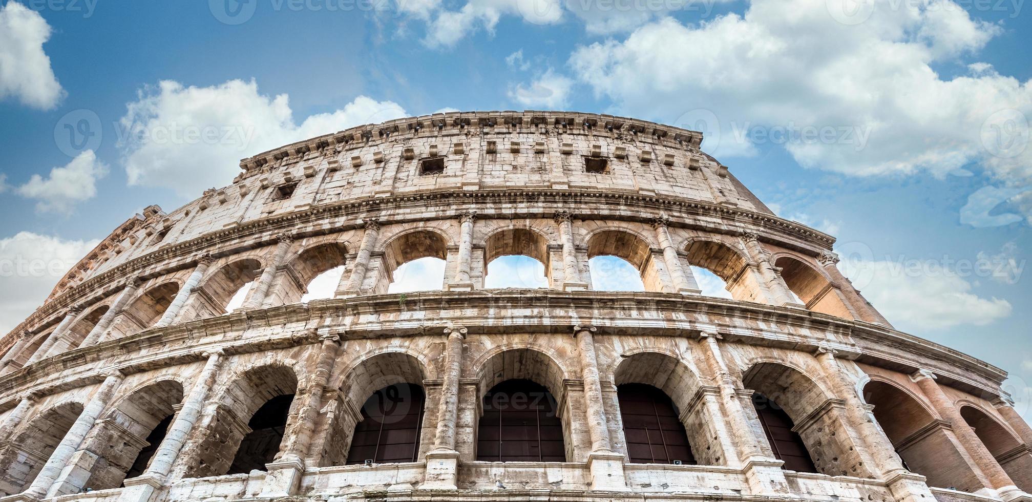 Colosseum i Rom, Italien. den mest berömda italienska sightseeingen på blå himmel foto