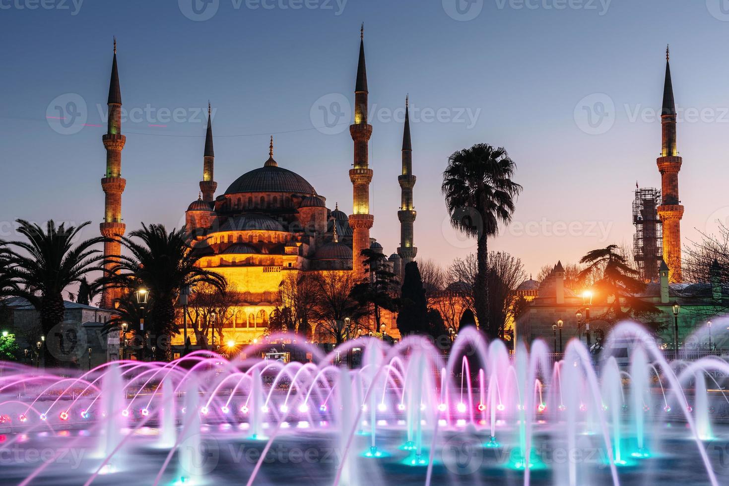 upplyst sultan ahmed moské blå före soluppgången, är foto