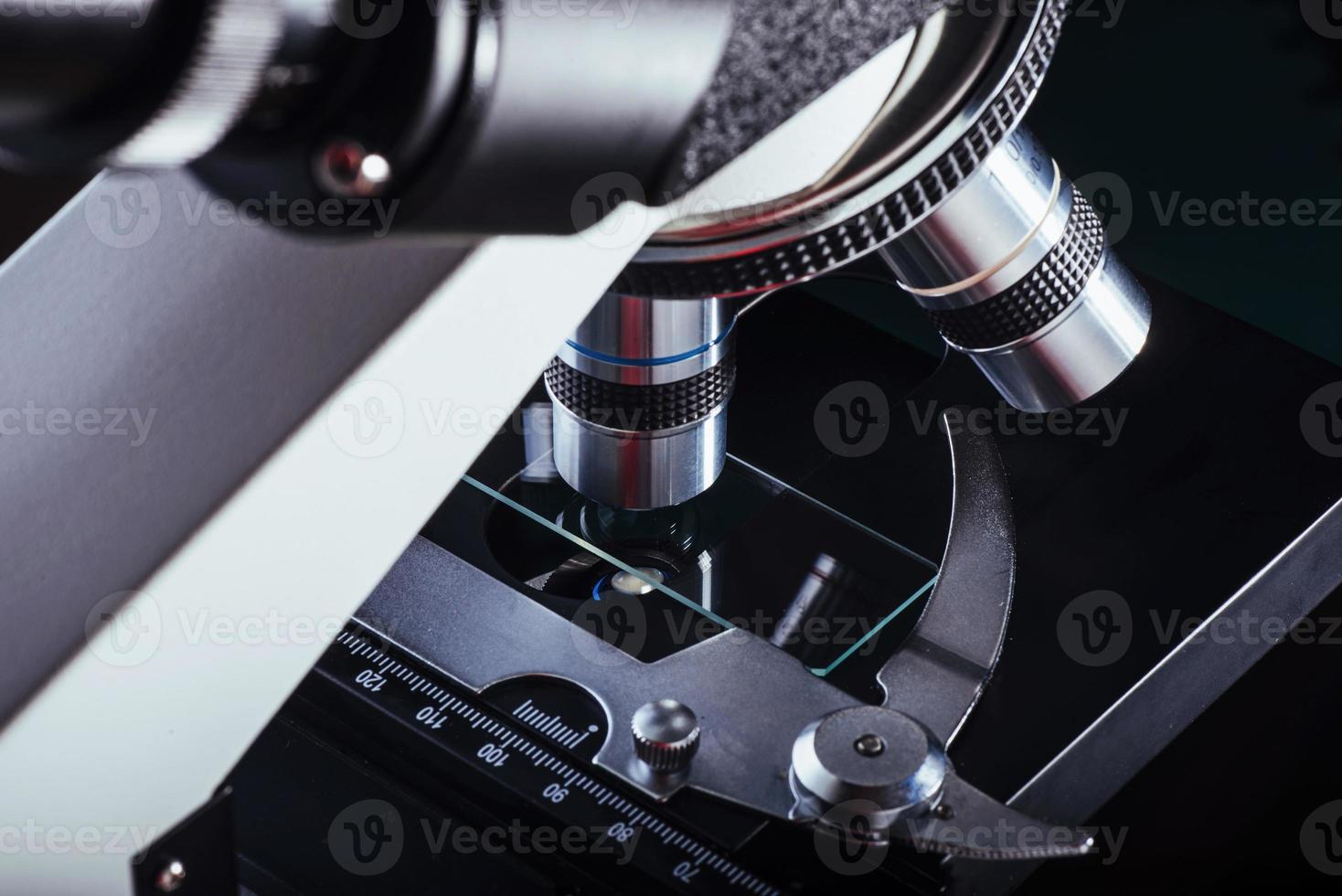 närbild av mikroskop på laboratoriet. foto