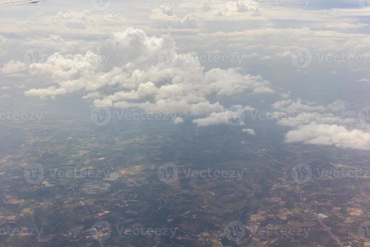 blå himmel med moln på flygplanet foto