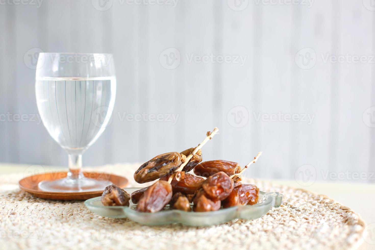 glas mineralvatten och dadlar. traditionell ramadan, iftarmåltid. ramadan kareem fastemånadskoncept foto
