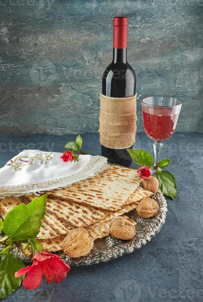 pesach firande koncept - judiska påskhelgen. matzah på traditionell seder tallrik foto
