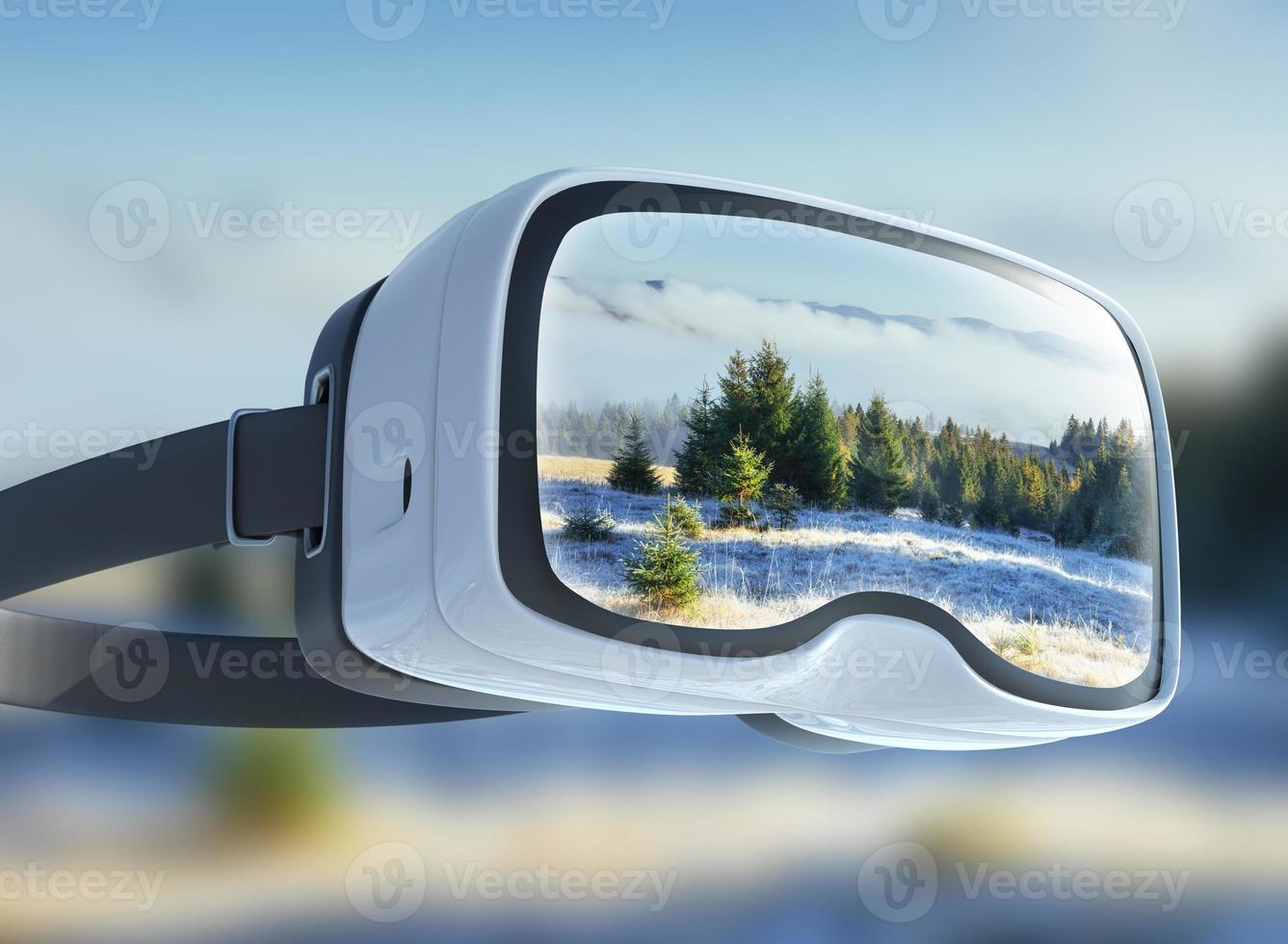 virtual reality-headset, dubbelexponering. mystiska vinterlandskap majestätiska berg i. magiska snötäckta träd. foto