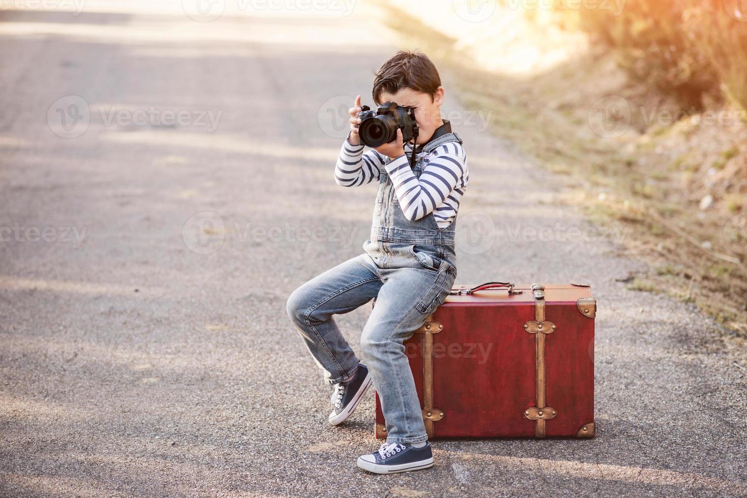 glad pojke med kamera foto