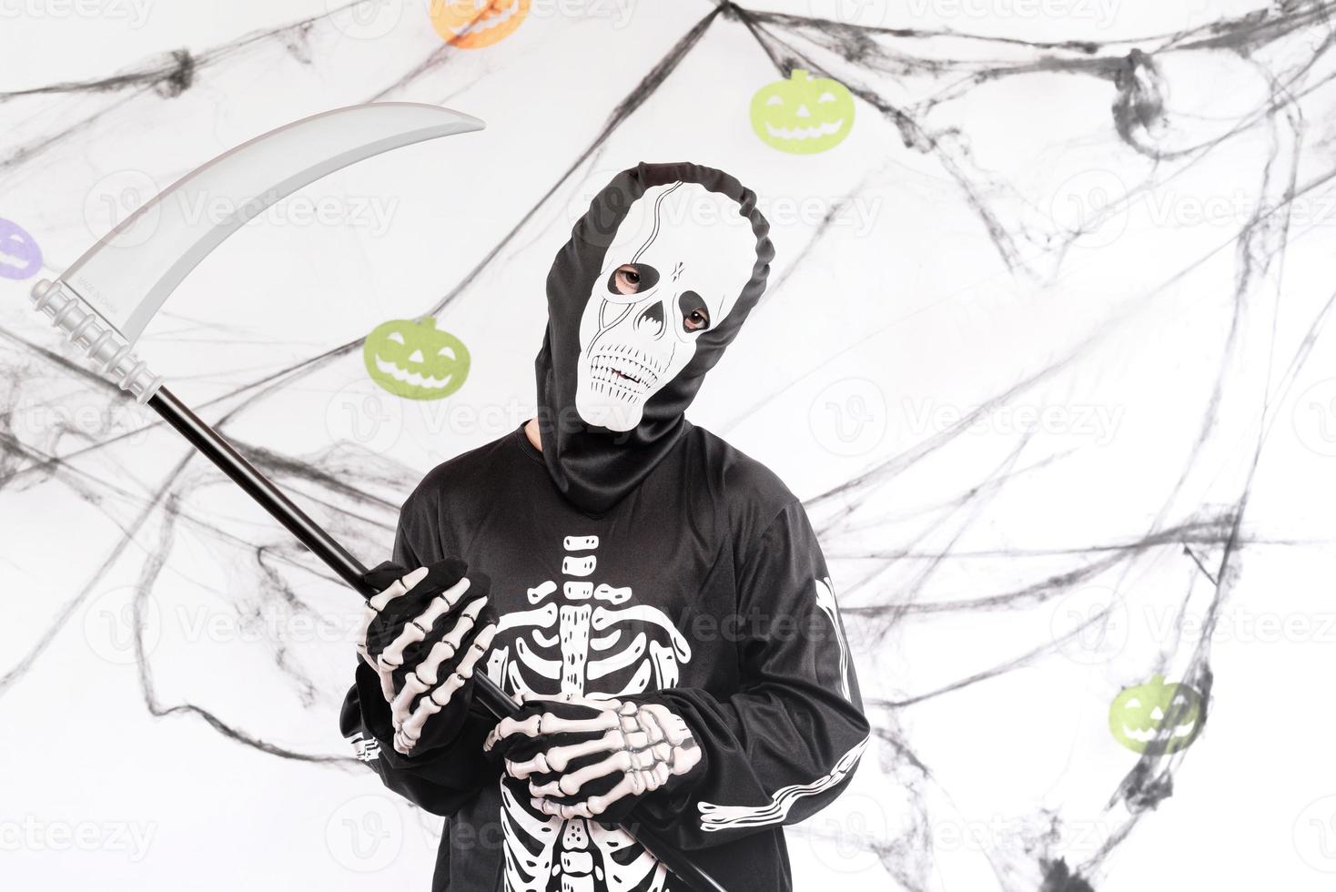 glad Halloween. roligt barn förklädd till skelett foto