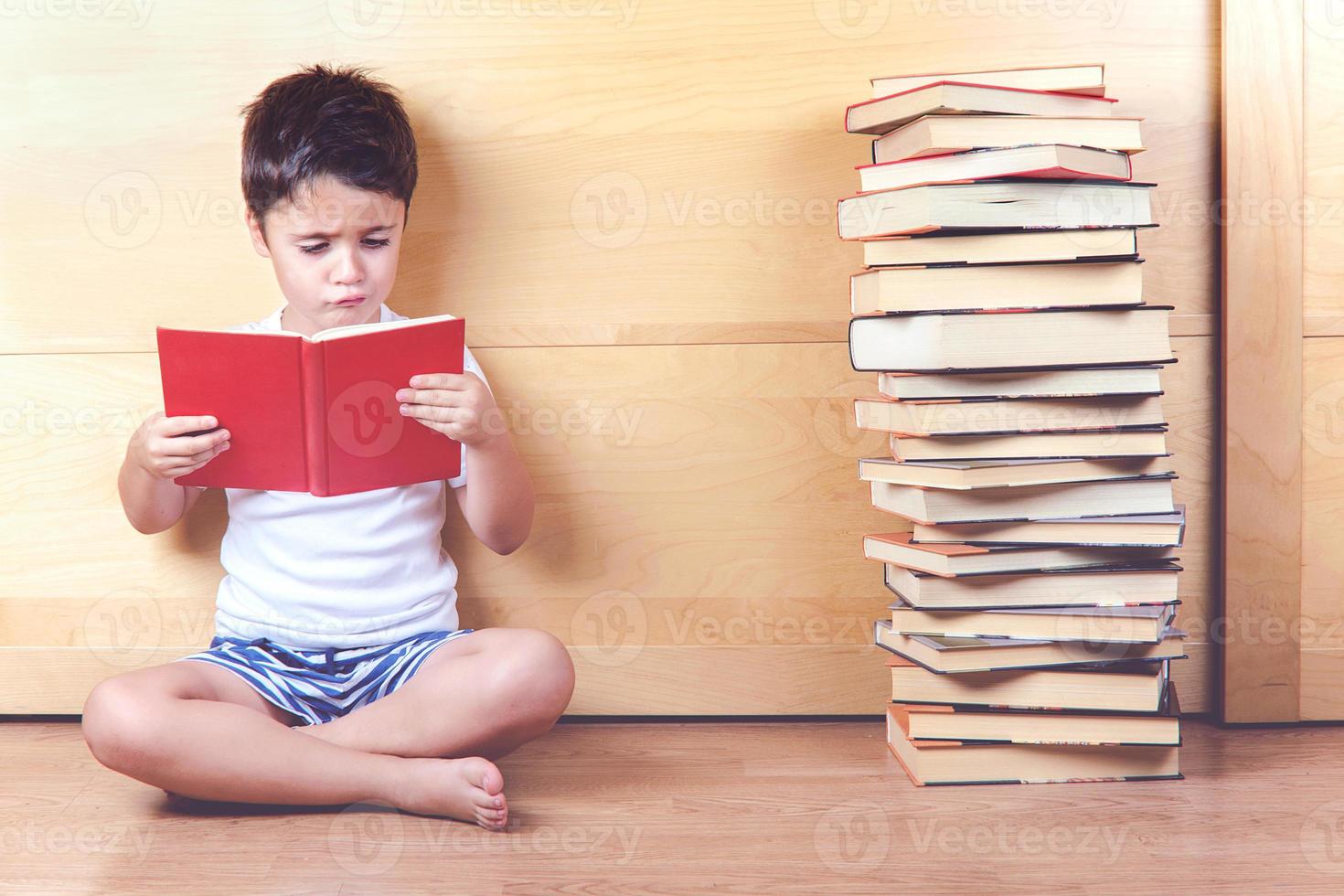 pojke som läser en bok foto