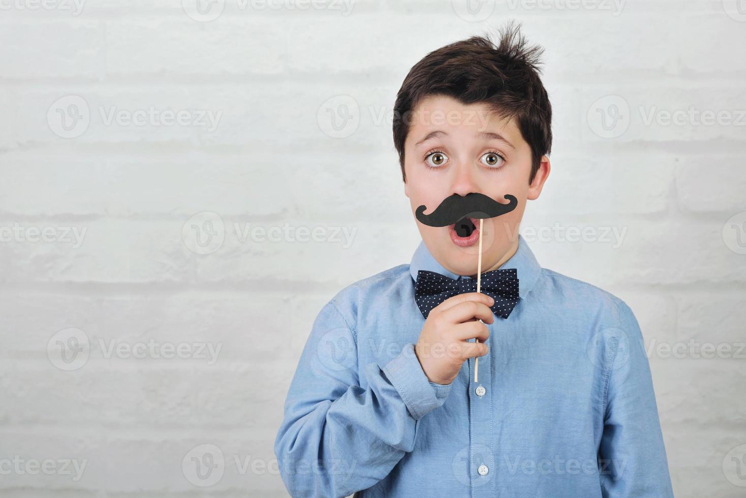 pojke med falsk mustasch på pinne foto