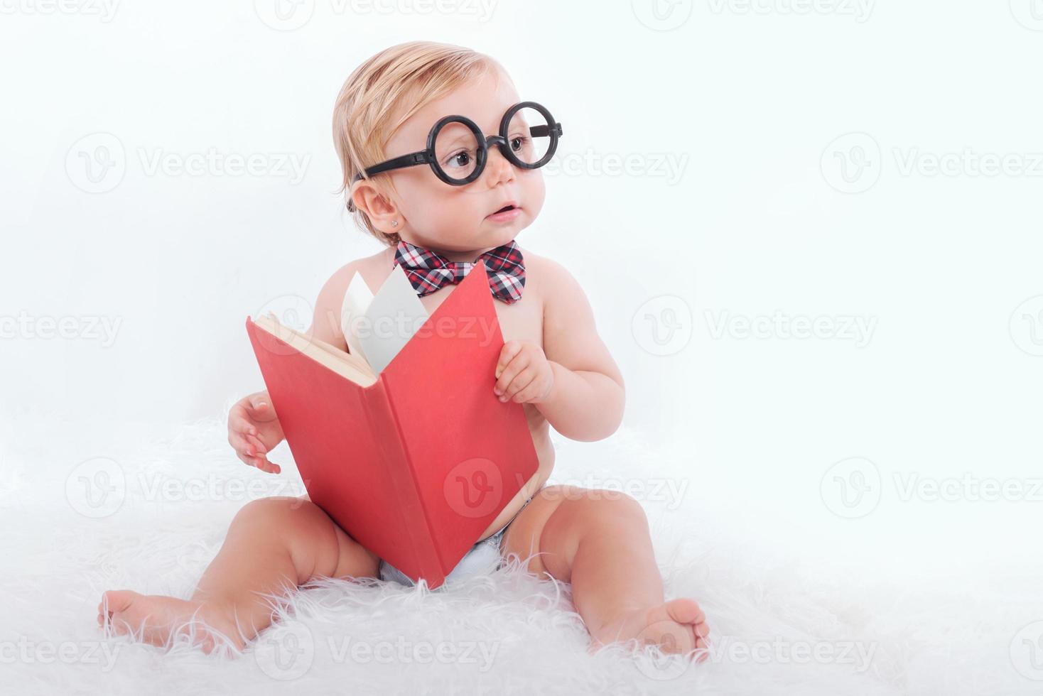 bebis läser en bok foto