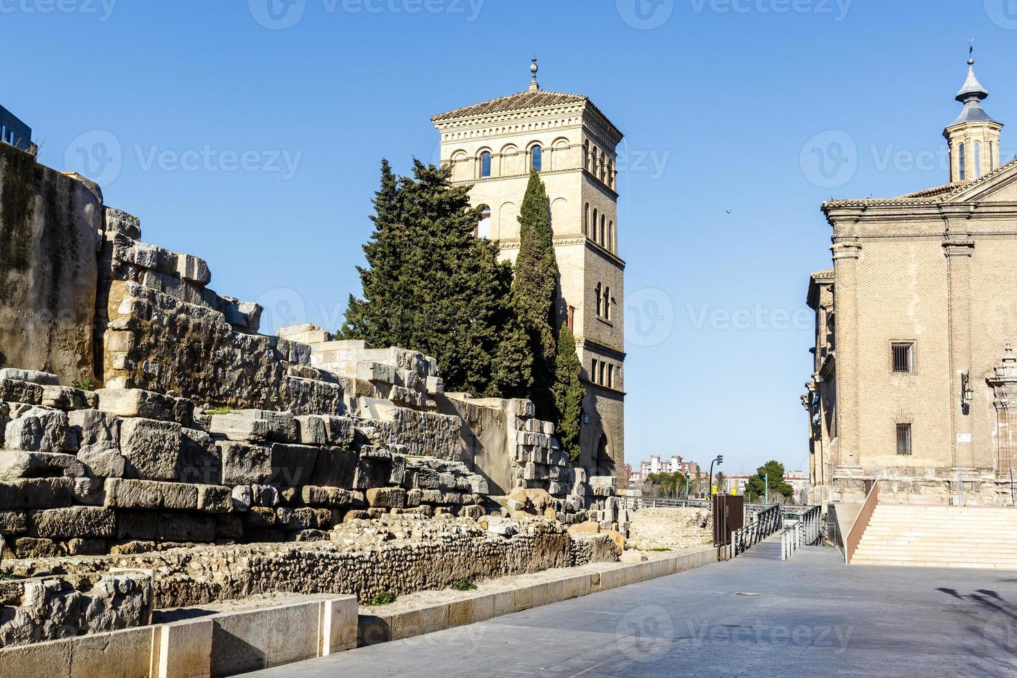 romerska murarna i zaragoza, zuda-tornet och kyrkan san juan de los panete, zaragoza, aragon, spanien, europa foto