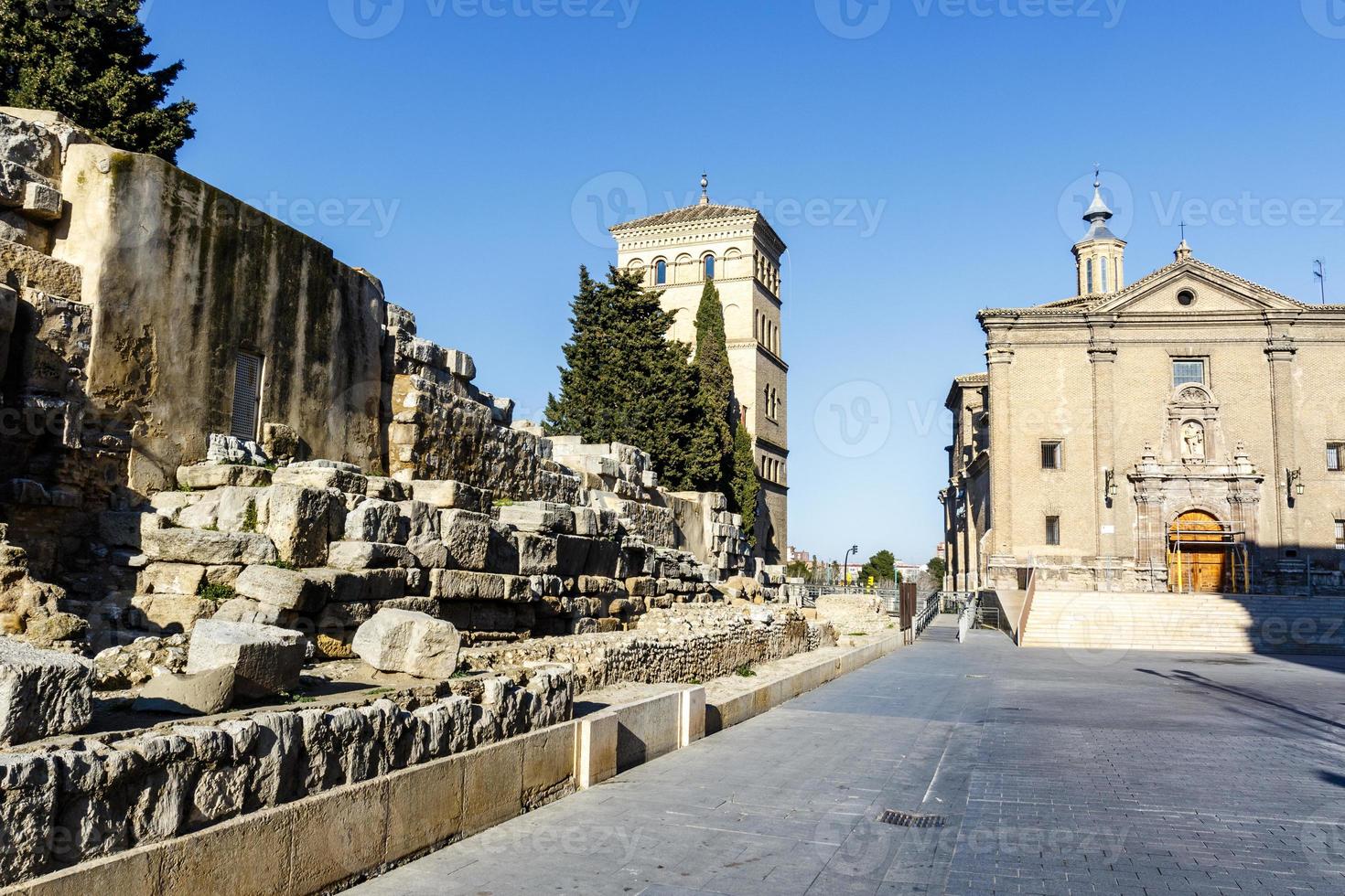 romerska murarna i zaragoza, zuda-tornet och kyrkan san juan de los panete, zaragoza, aragon, spanien, europa foto