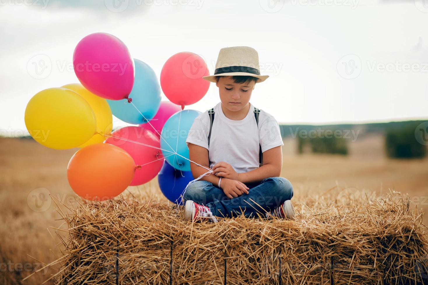 ledset barn med ballonger i fältet foto