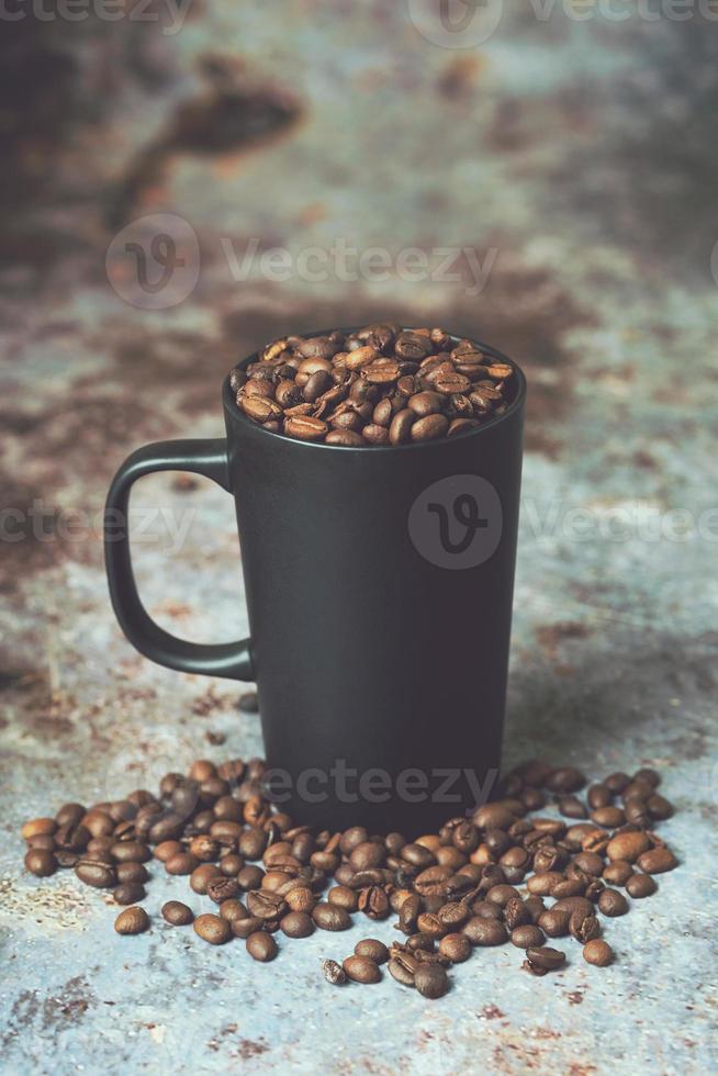 kopp kaffe, kopp fylld med kaffebönor foto