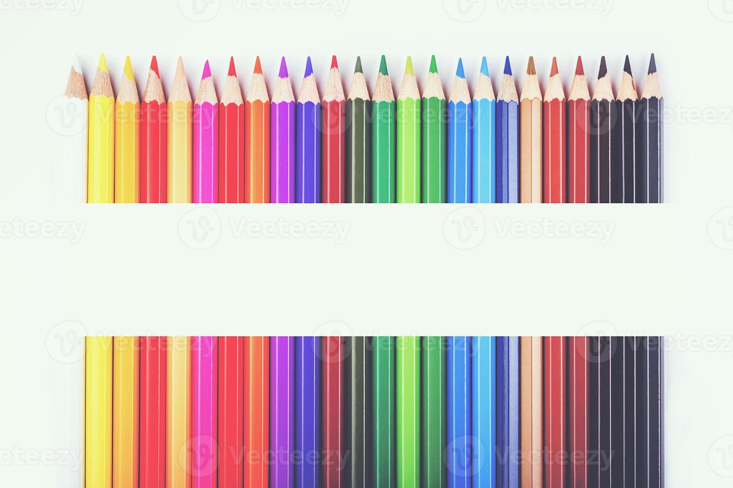 färgpennor på vit bakgrund foto
