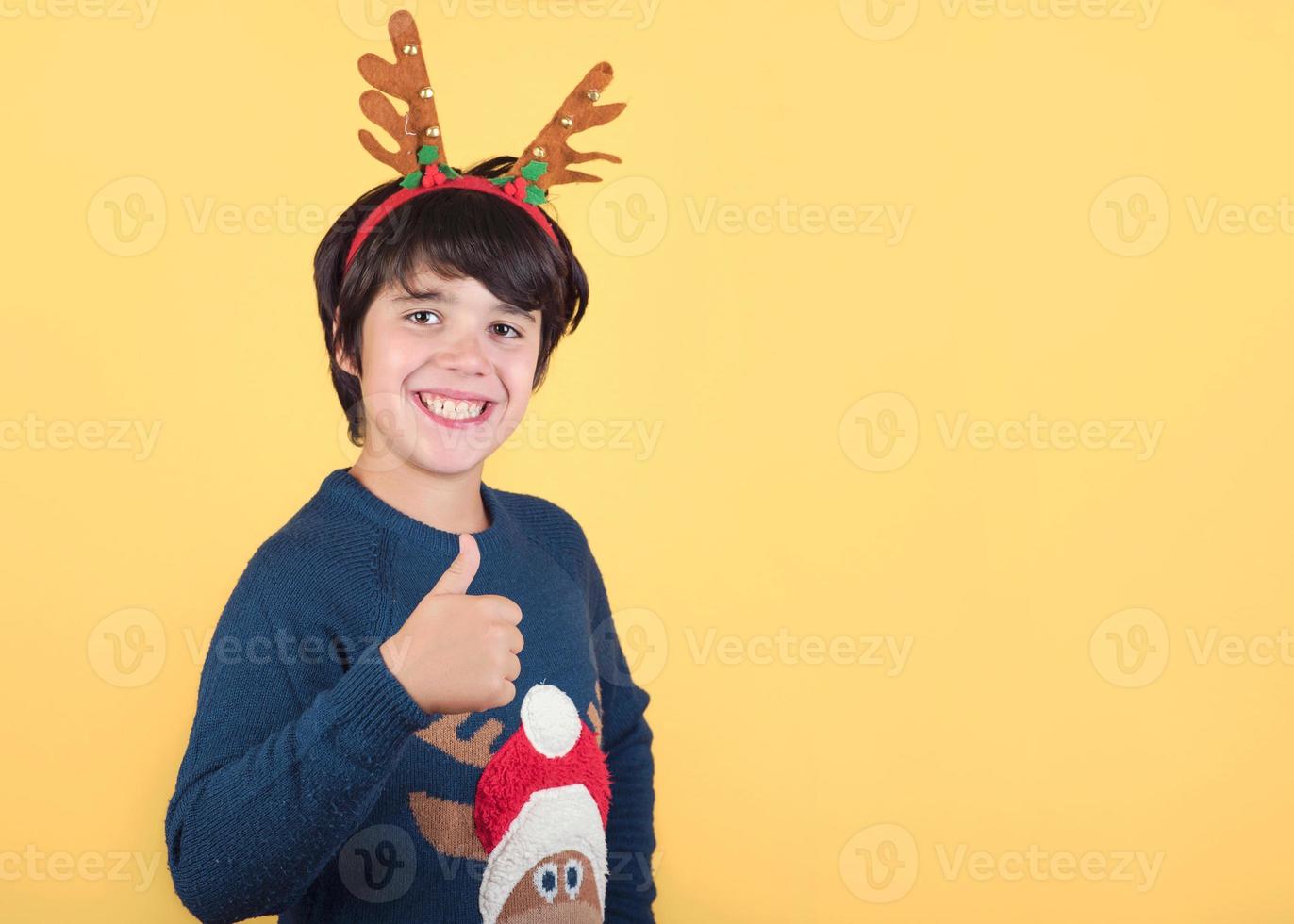 roligt barn i en rudolph ren juldräkt foto