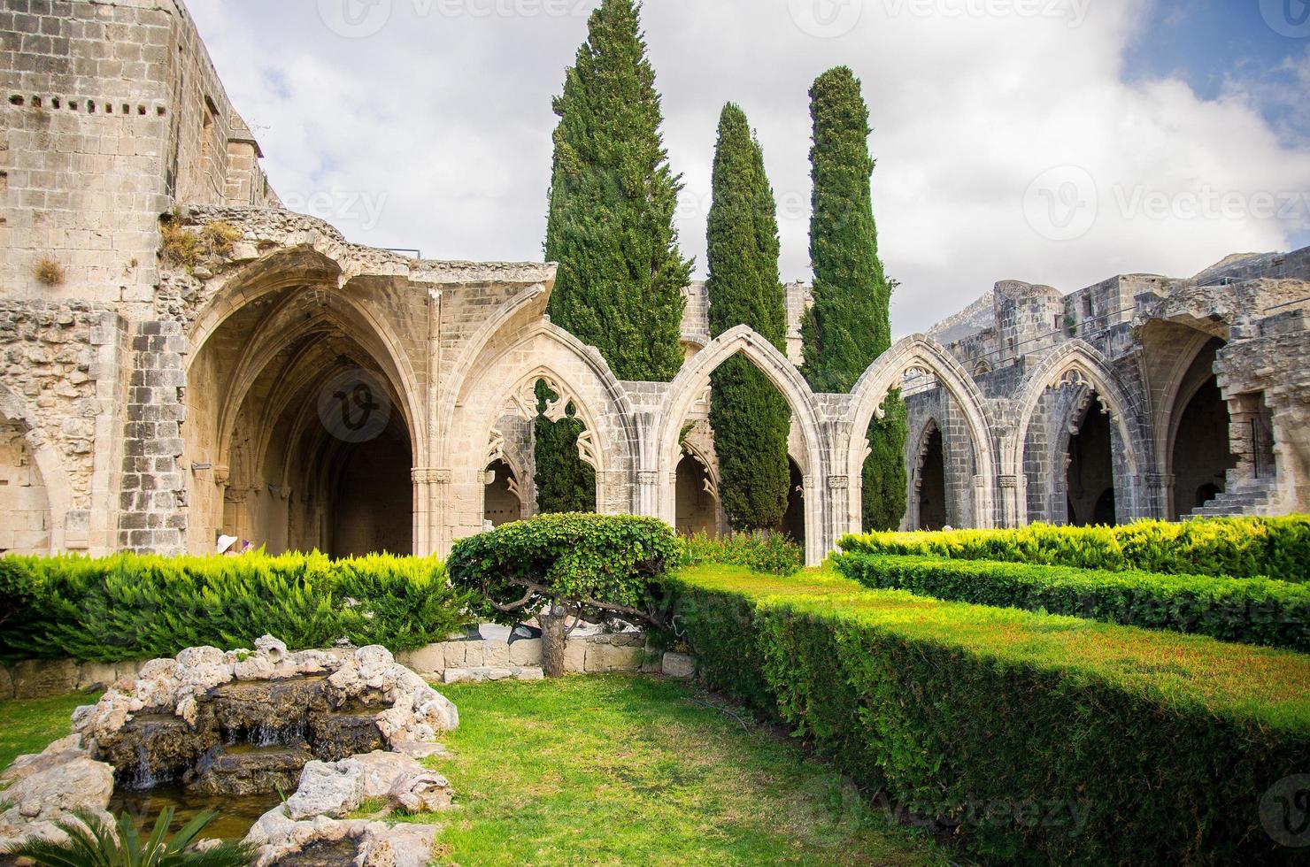 ruinerna av bellapais klosterkloster i kyrenia girne, norra Cypern foto