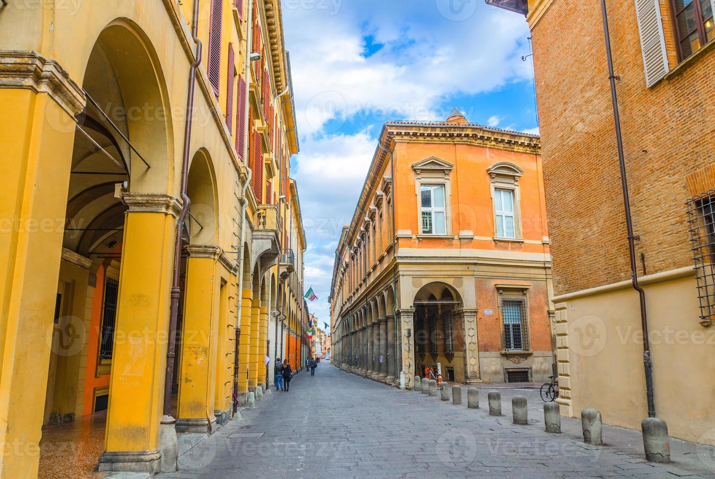 typisk italiensk gata, byggnader med pelare, palazzo paleotti, palazzo gotti palatset foto