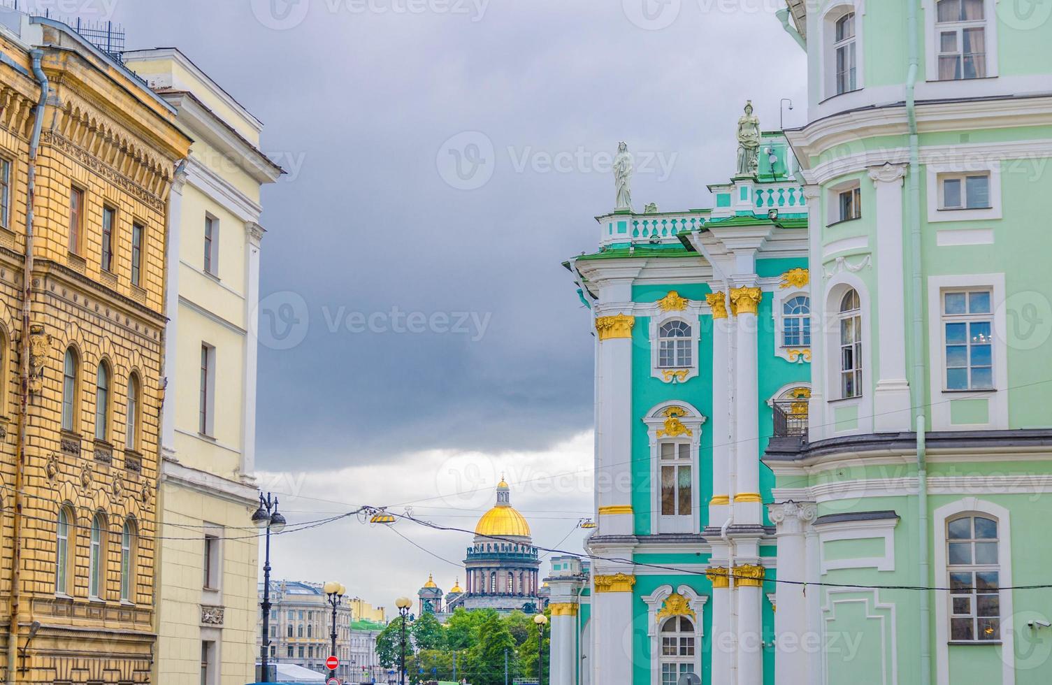 muren av eremitagets museumsbyggnad, vinterpalatset och Saint Isaacs katedral foto