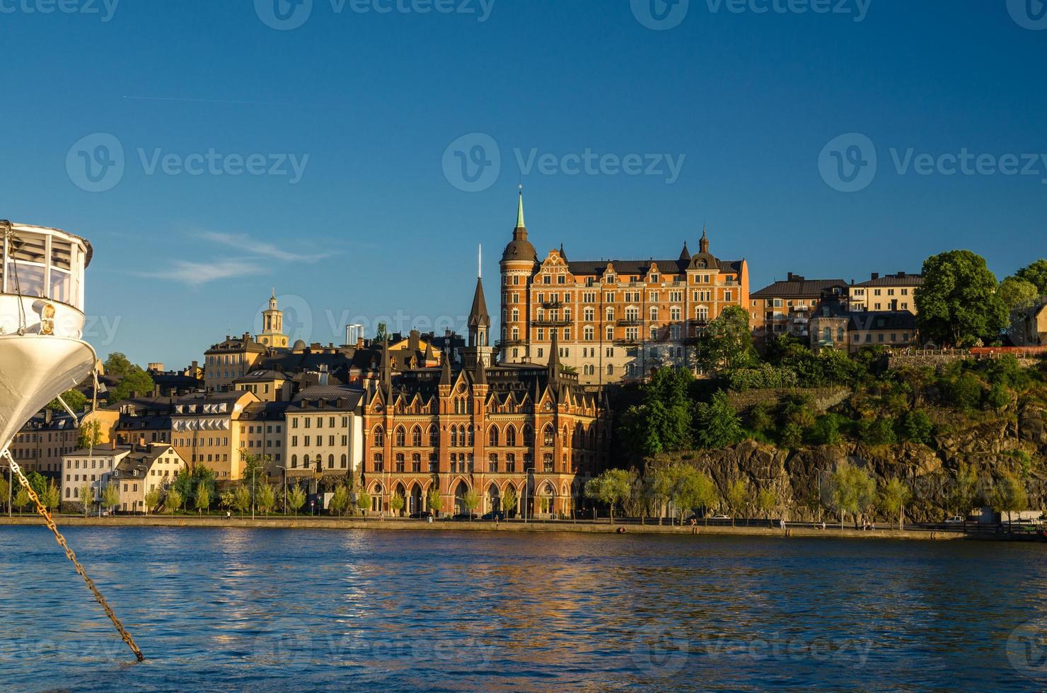 vit båt med ankarkedja på sjön malaren, stockholm, sverige foto