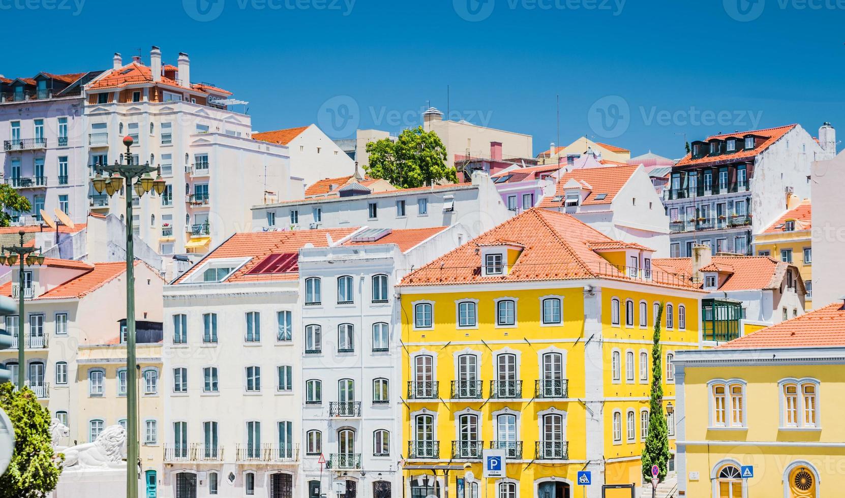 portugal, lissabon på sommaren, gatan i lissabon, vackert gult hus bland vita hus i lissabon foto