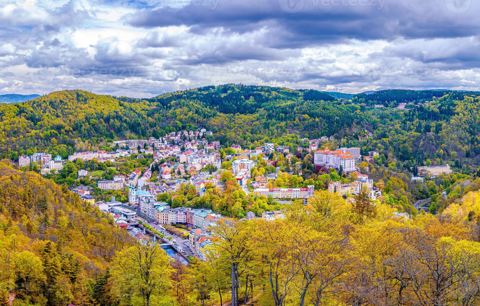 karlovy vary panoramautsikt över staden foto