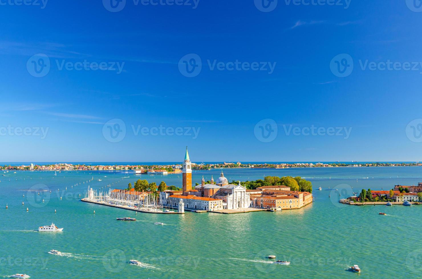 panoramautsikt från luften över ön San Giorgio Maggiore med Campanile San Giorgio i den venetianska lagunen foto