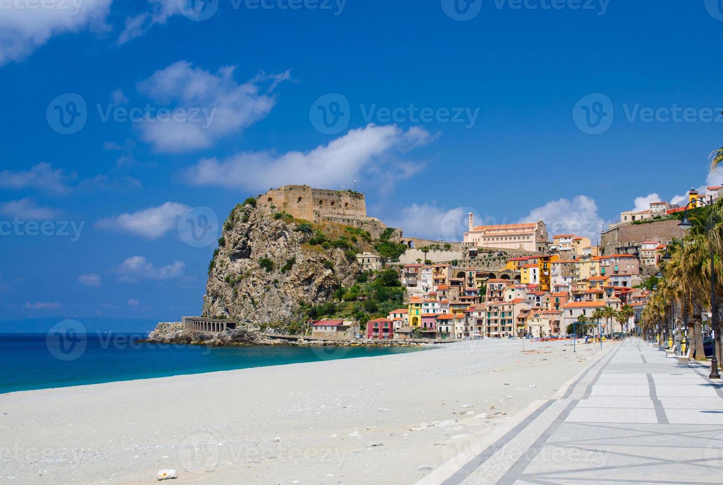 vacker stad Scilla med medeltida slott på klippan, Kalabrien, Italien foto
