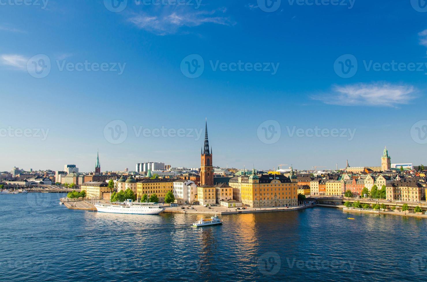 Flygfoto över riddarholmen distrikt och fartyg, stockholm, sverige foto