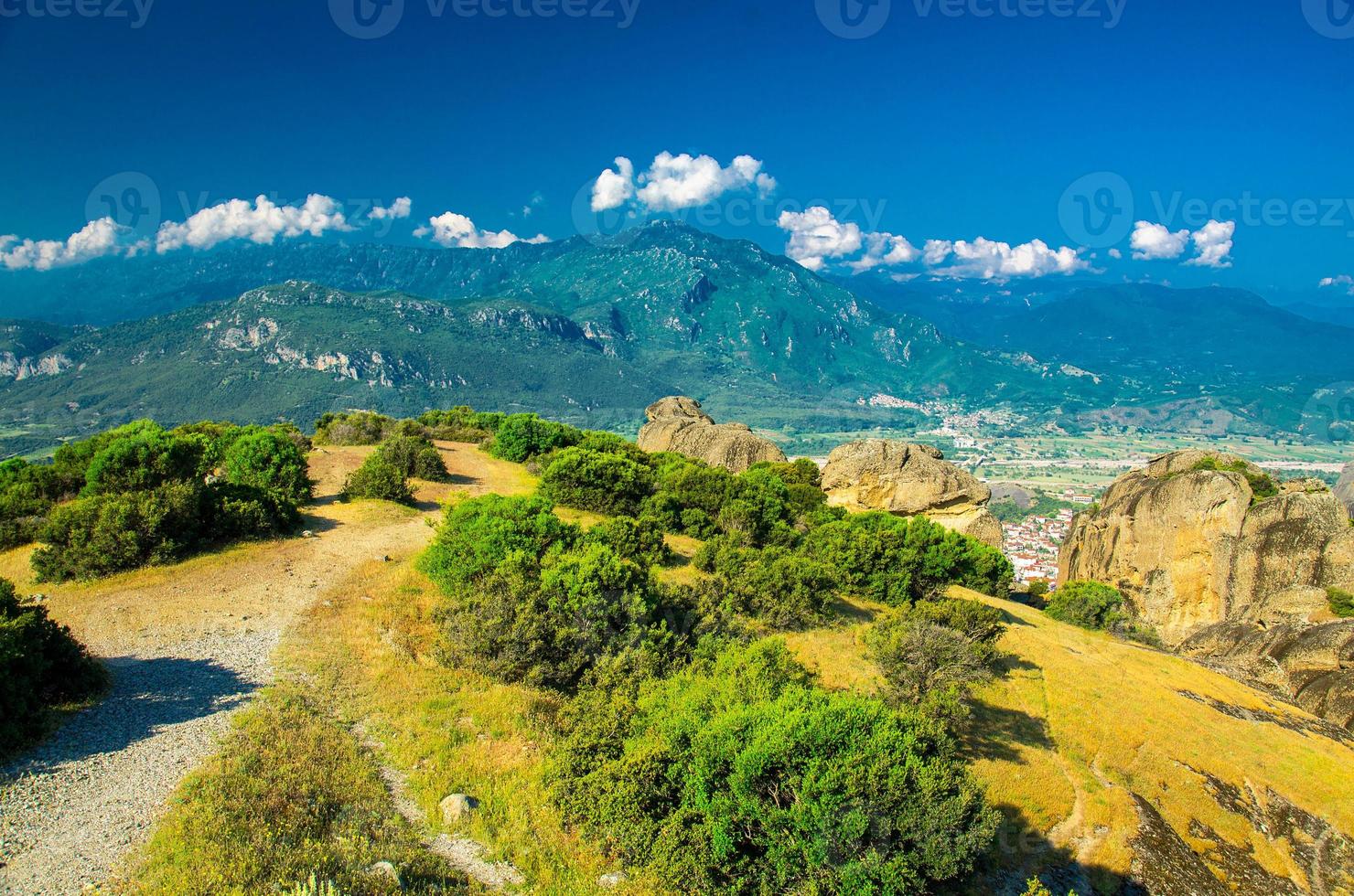 meteora klippor med kloster, berg och dal, Kalabaka, Grekland foto