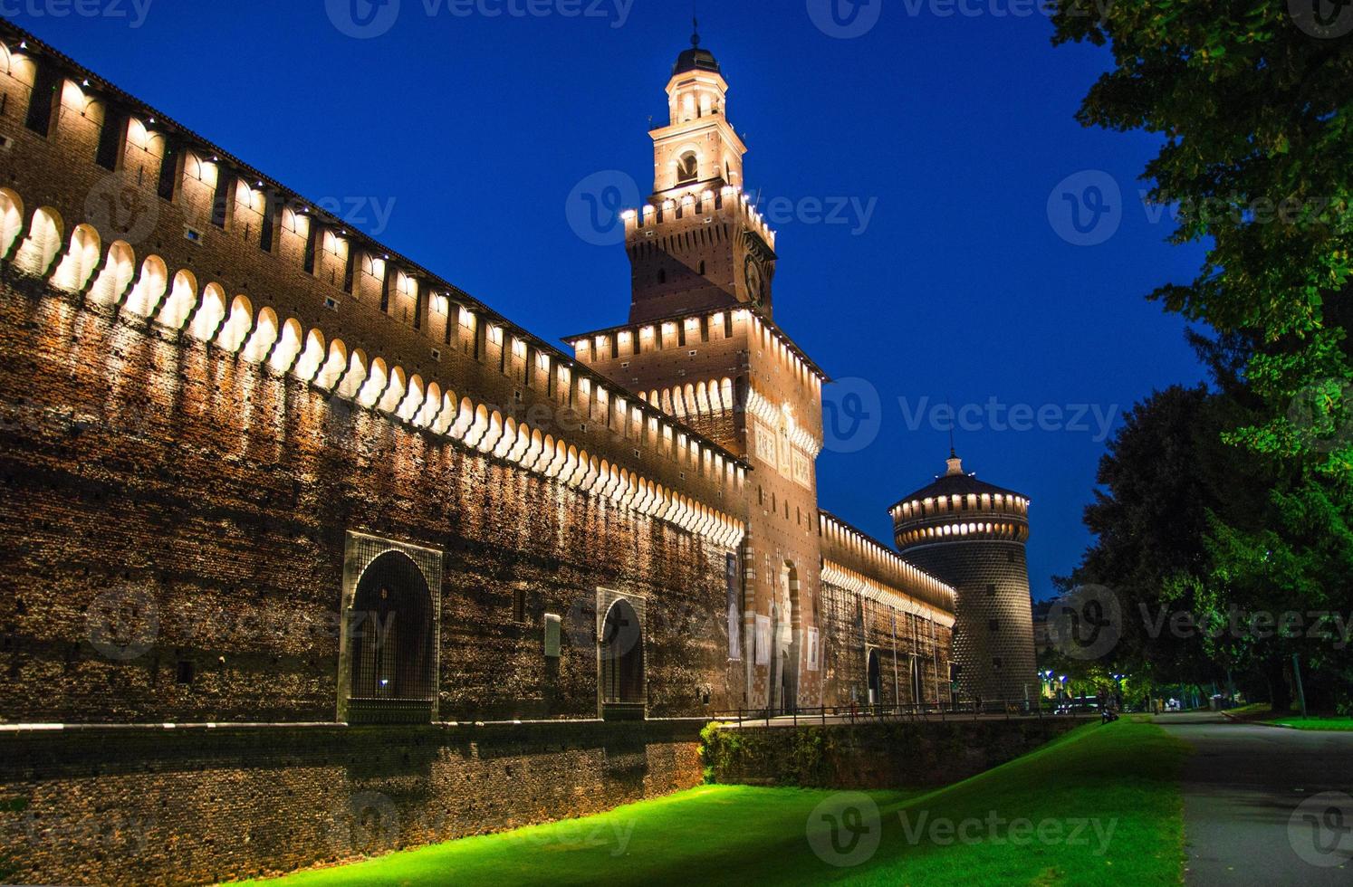 gammalt medeltida sforza slott castello sforzesco och tornet, Milano, Italien foto