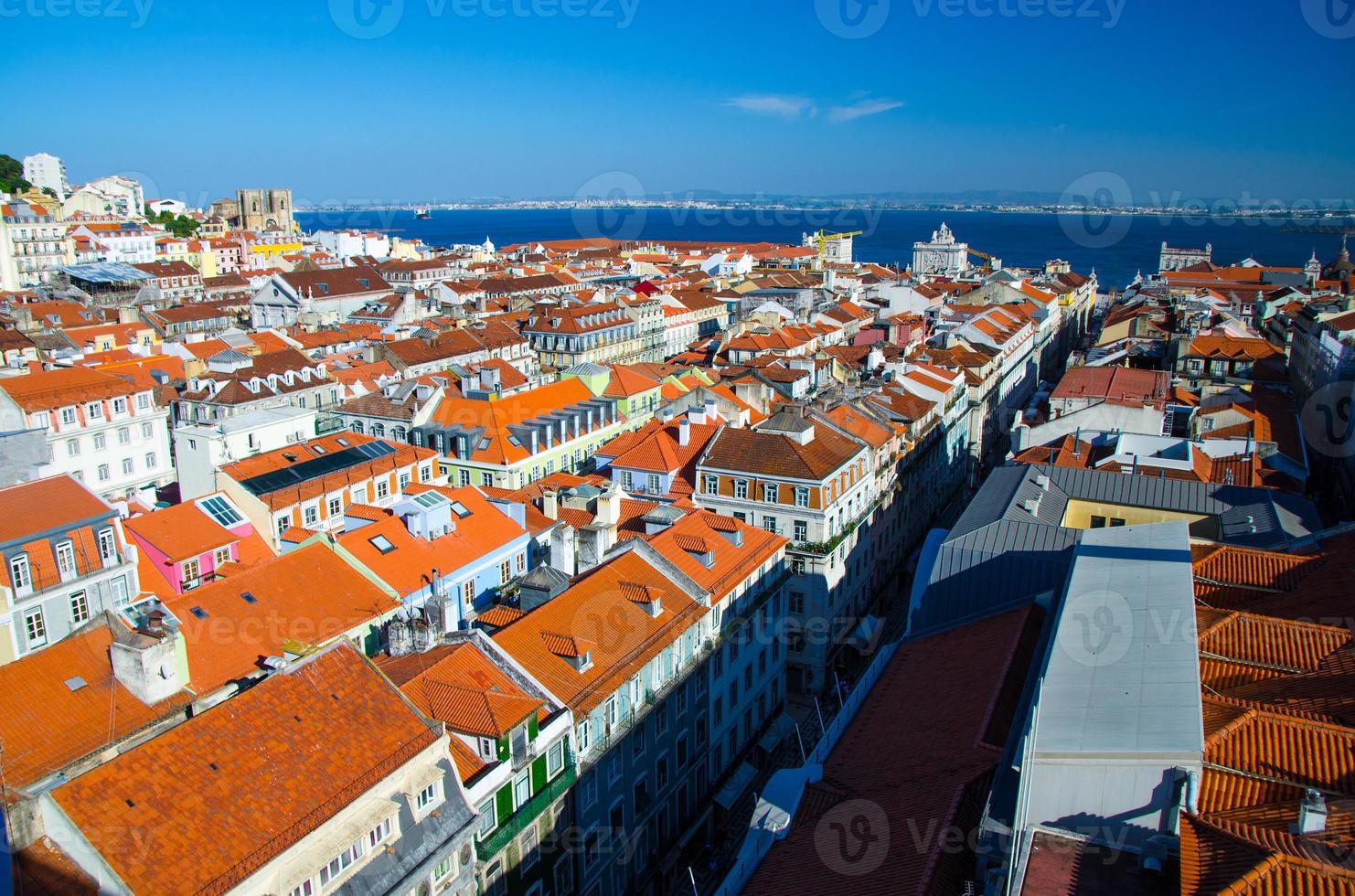 portugal, panoramautsikt över gamla stan i Lissabon på sommaren, turistiska centrum av Lissabon foto