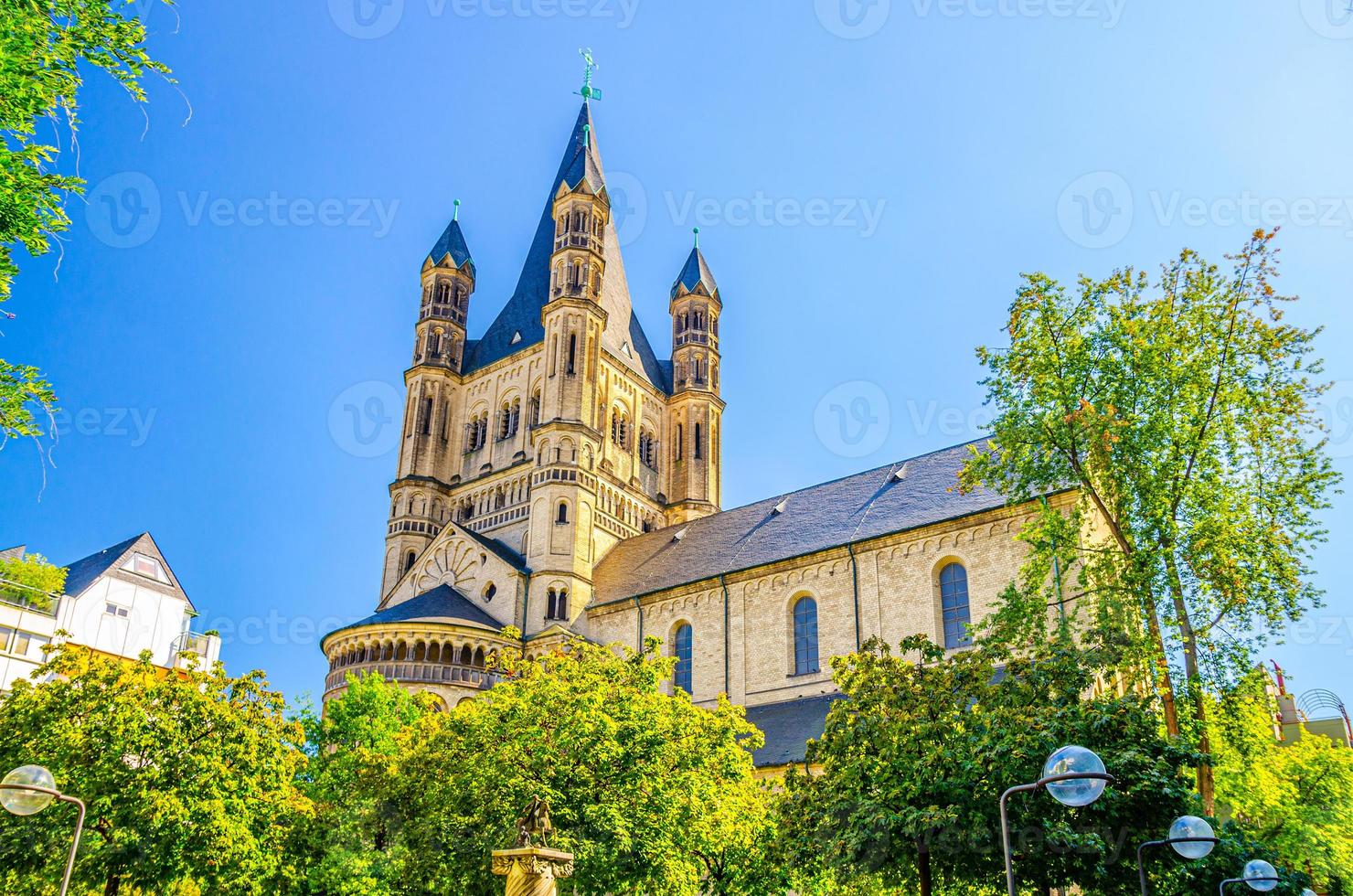 den stora saint martin romersk katolska kyrkan romansk arkitektur stil byggnad foto