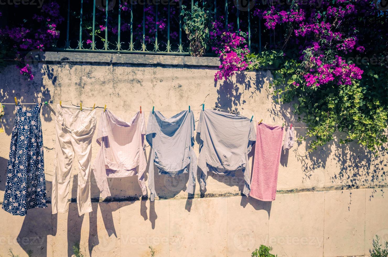 portugal, Lissabon i juni, gatukaraktär, torkning av kläder på en klädstreck, gata med hängande kläder foto