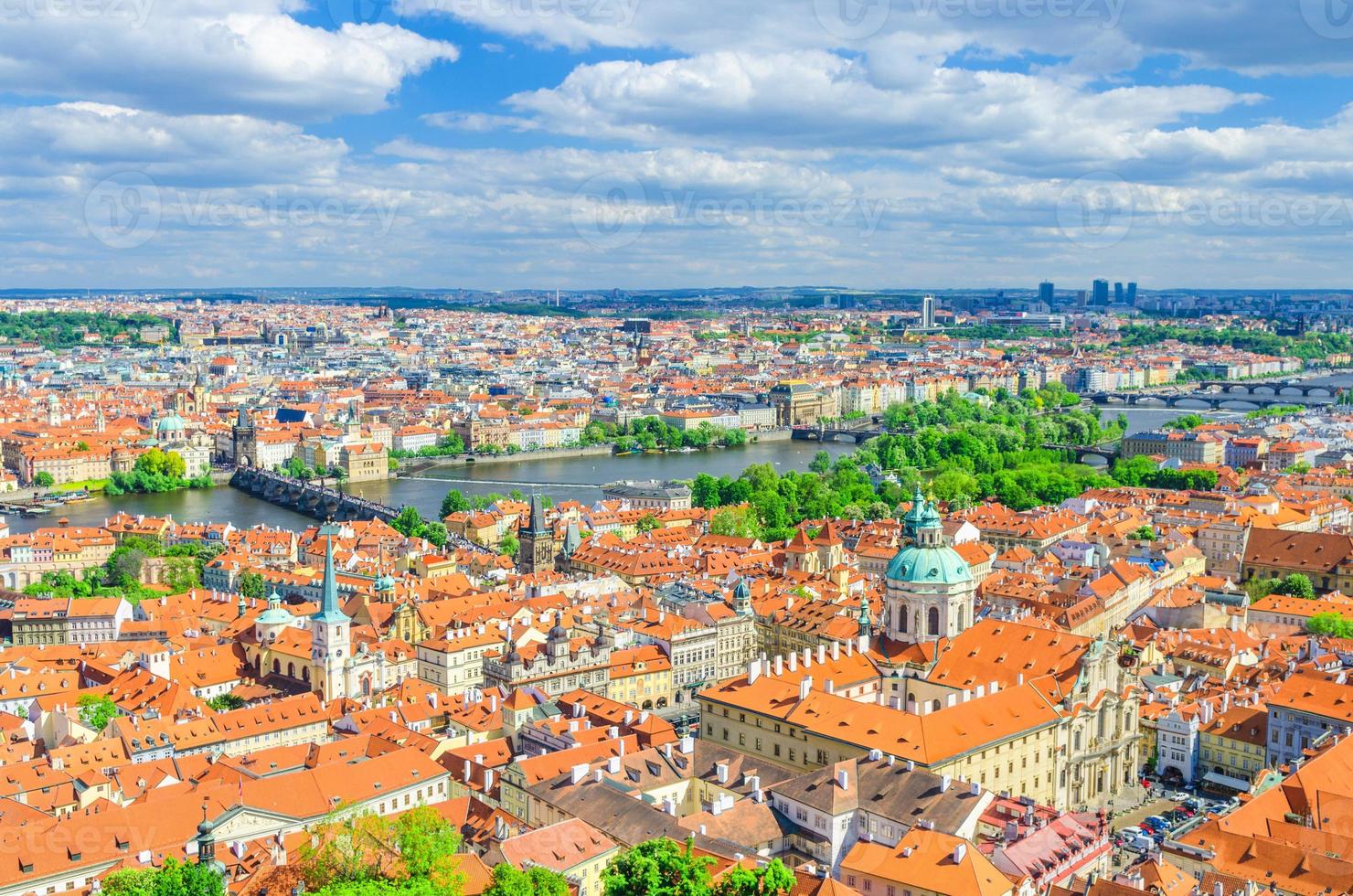 översta flygpanoramavy över Prags historiska stadskärna med röda tegeltakbyggnader i Mala Strana foto