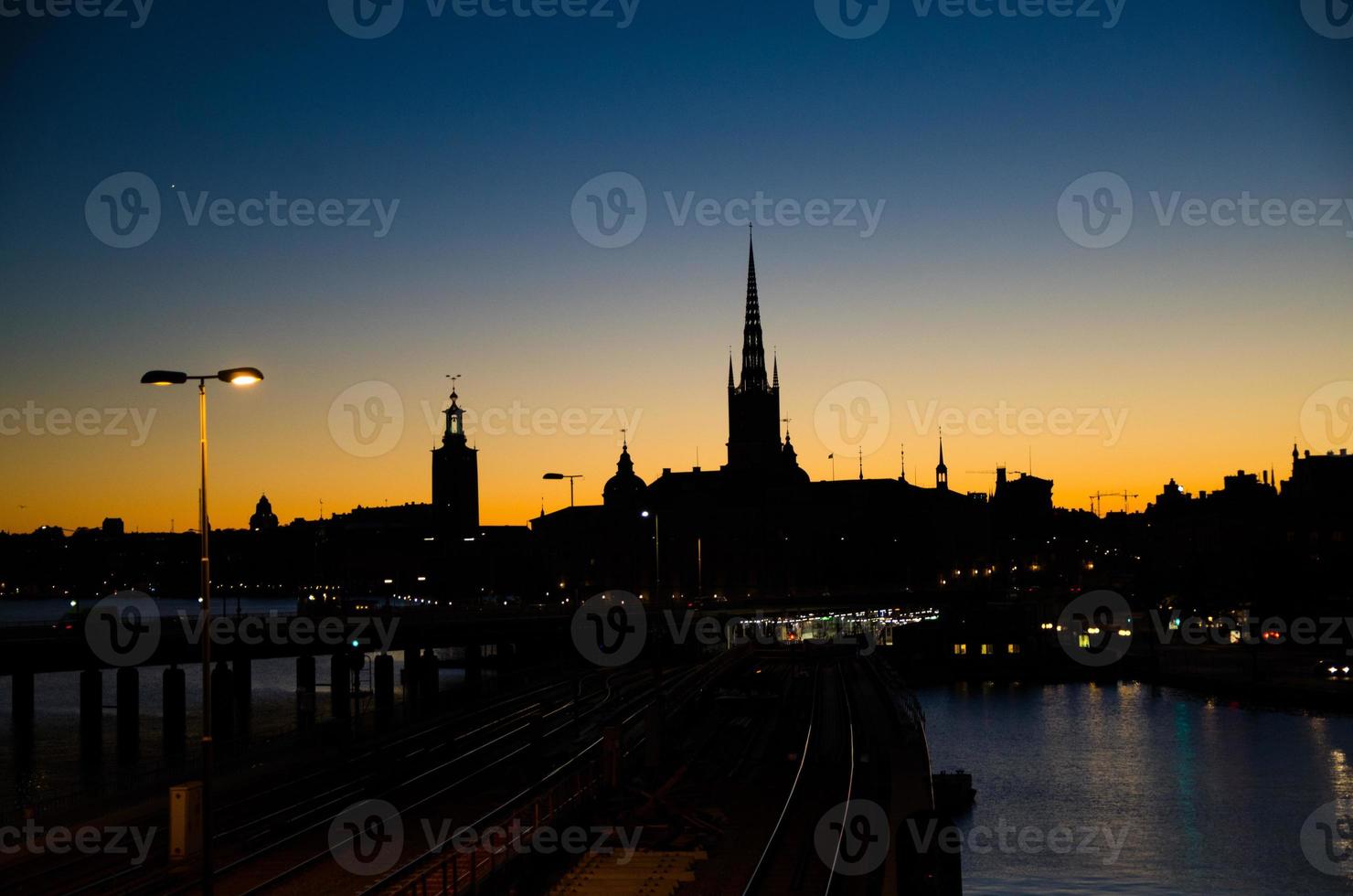 silhuett av stockholms stadsbild i solnedgången, skymningen, sverige foto