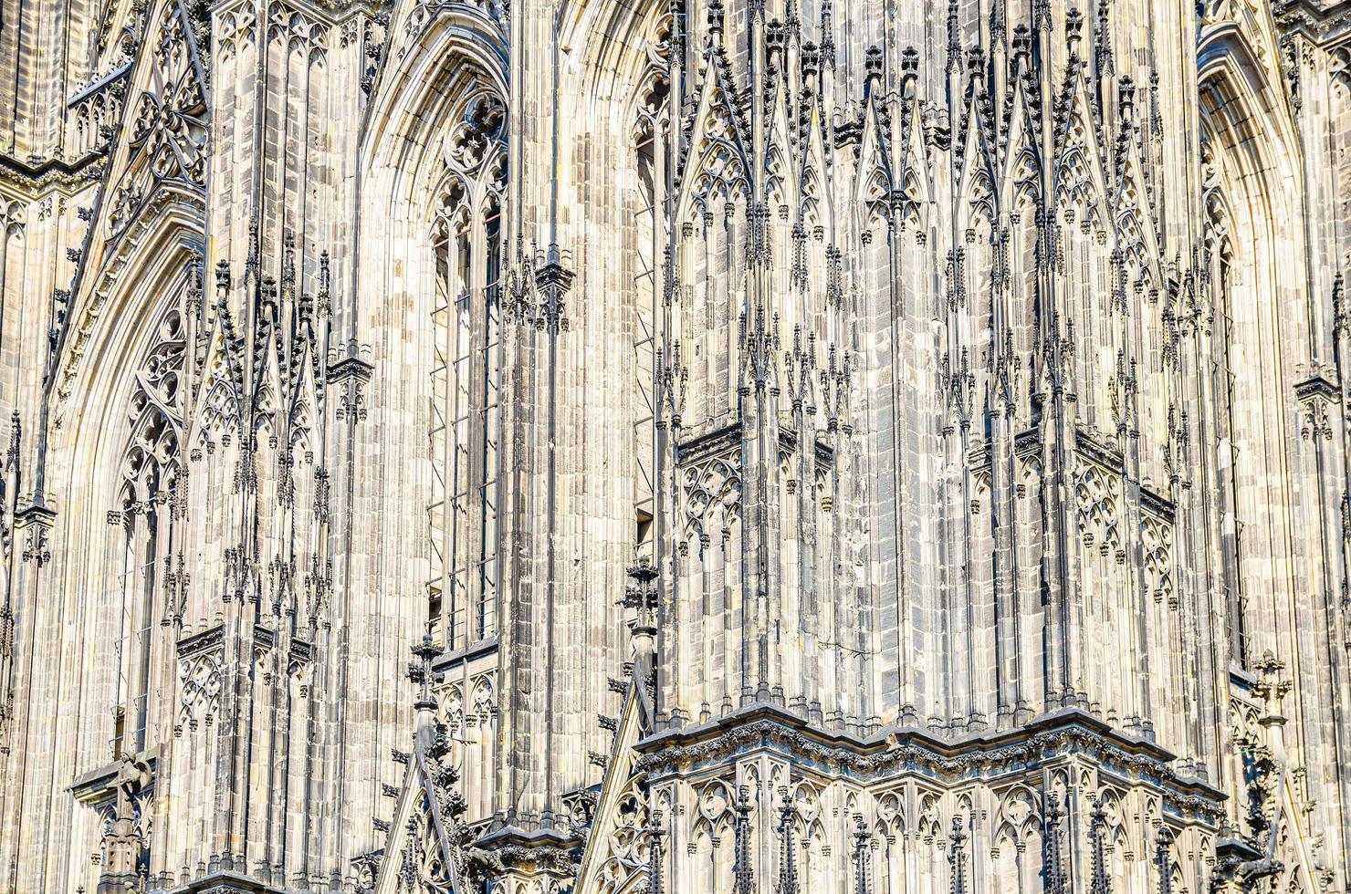 närbild av Kölnerdomen katolska kyrkan gotisk stil byggnad vägg fasad foto