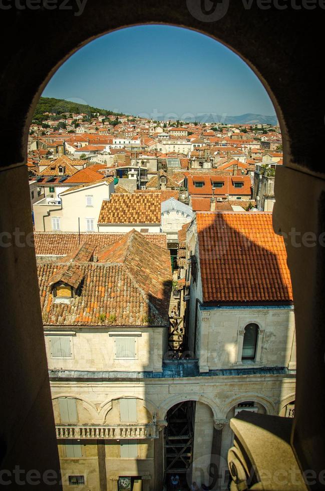övre flygfoto över delade gamla stadsbyggnader, Dalmatien, Kroatien foto