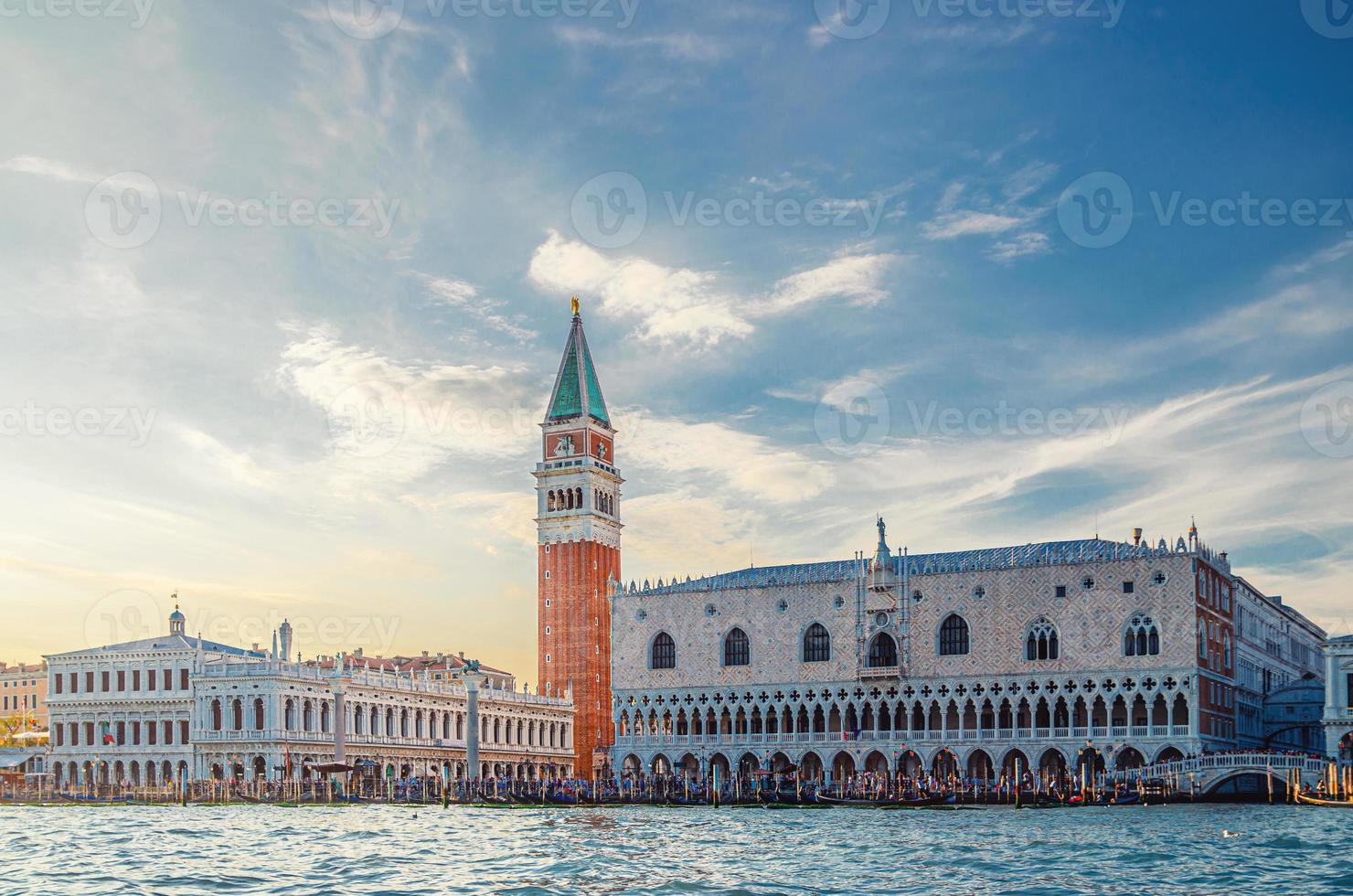 Venedig stadsbild med san marco bassängen av venetianska lagunen foto