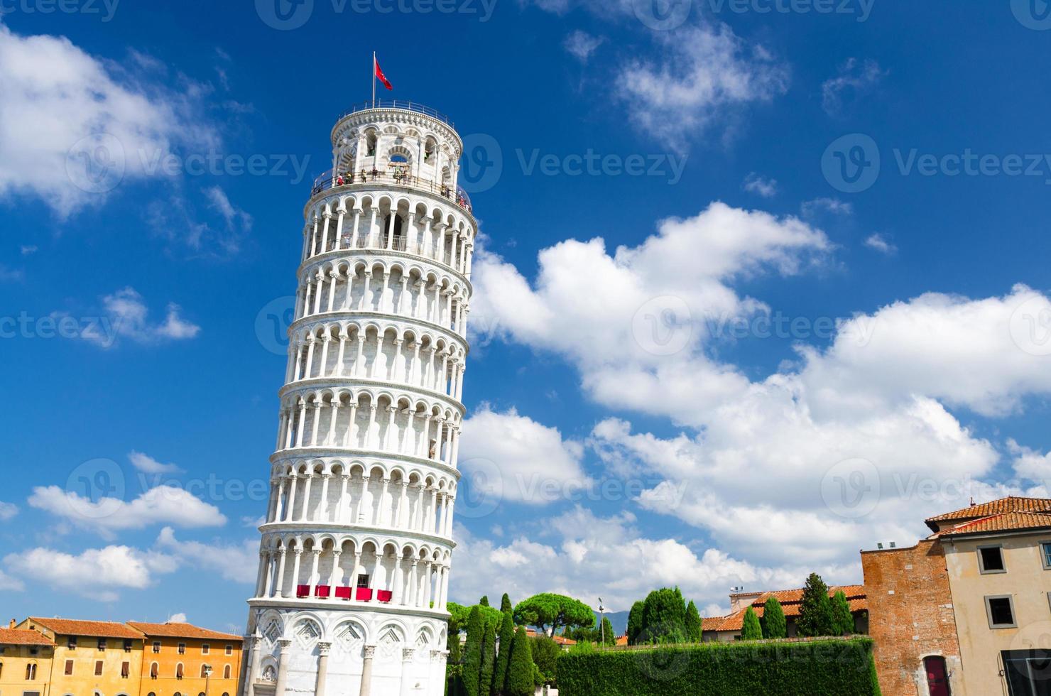 lutande tornet torre gjorde pisa på torget Piazza del miracoli, blå himmel med vita moln bakgrund foto