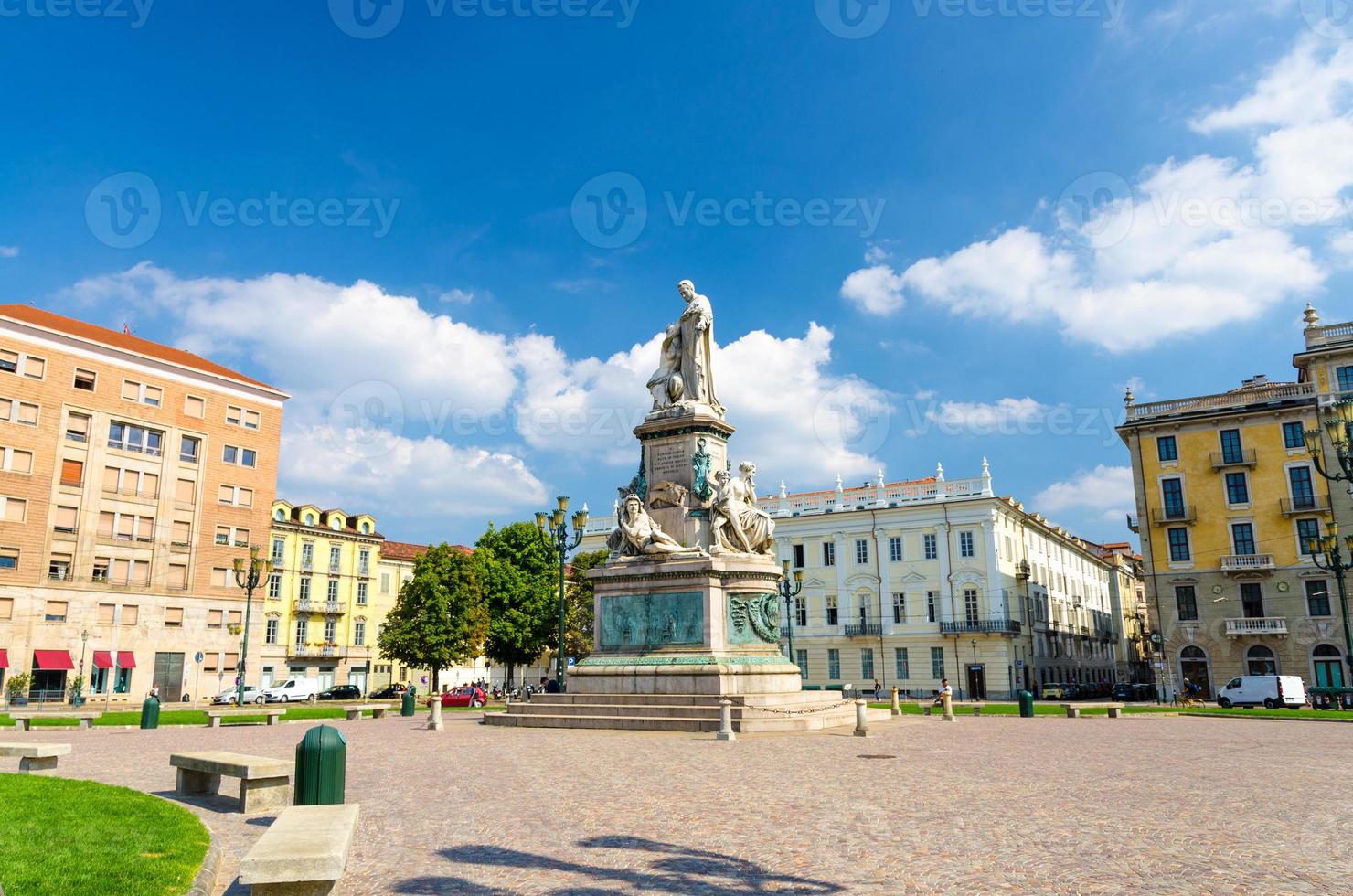 monumento a camillo benso conte di cavour staty på torget piazza carlo emanuele ii med gamla byggnader runt om i historiska stadskärnan foto