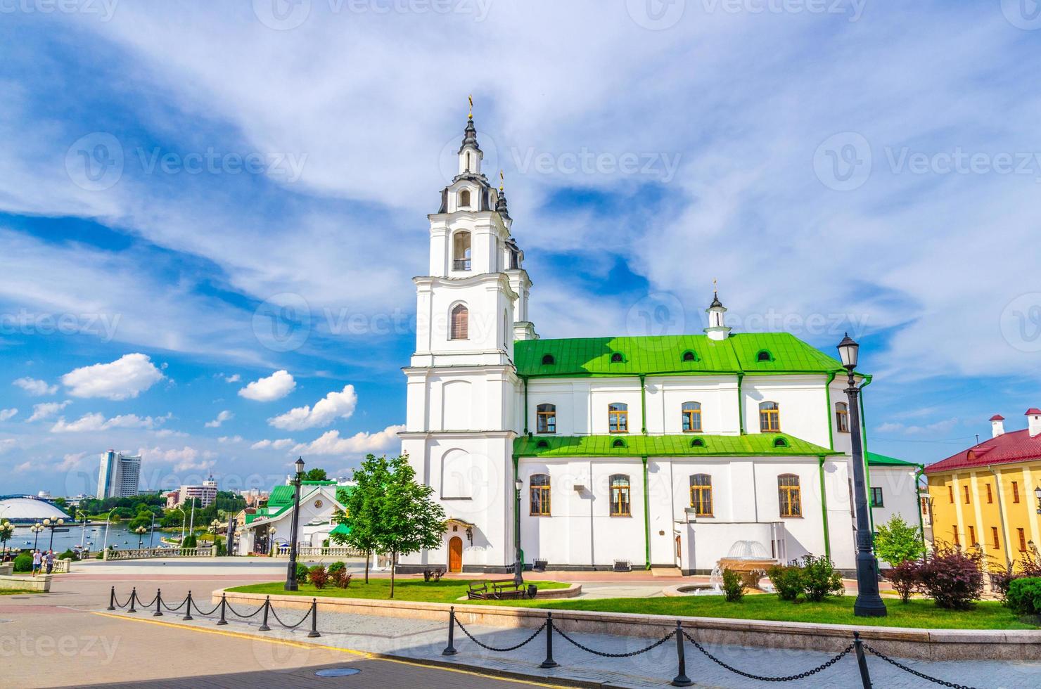 helig ande katedral ortodox kyrka byggnad i barockstil och grön gräsmatta i övre stan i minsk foto