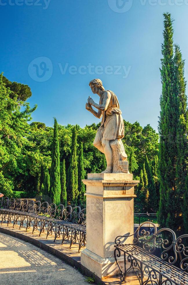 androne monument staty och metall järn bänkar i villa bellini park i Catania historiska centrum av ön Sicilien foto