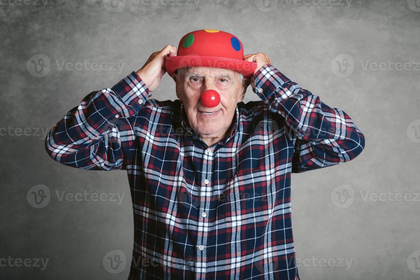 rolig farfar med hatt och clownnäsa foto