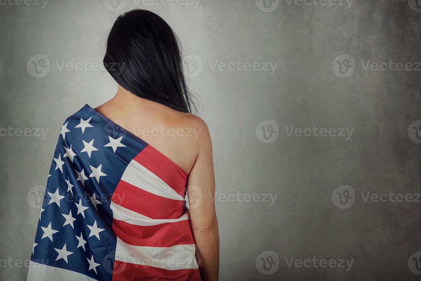 ung kvinna med amerikanska flaggan foto