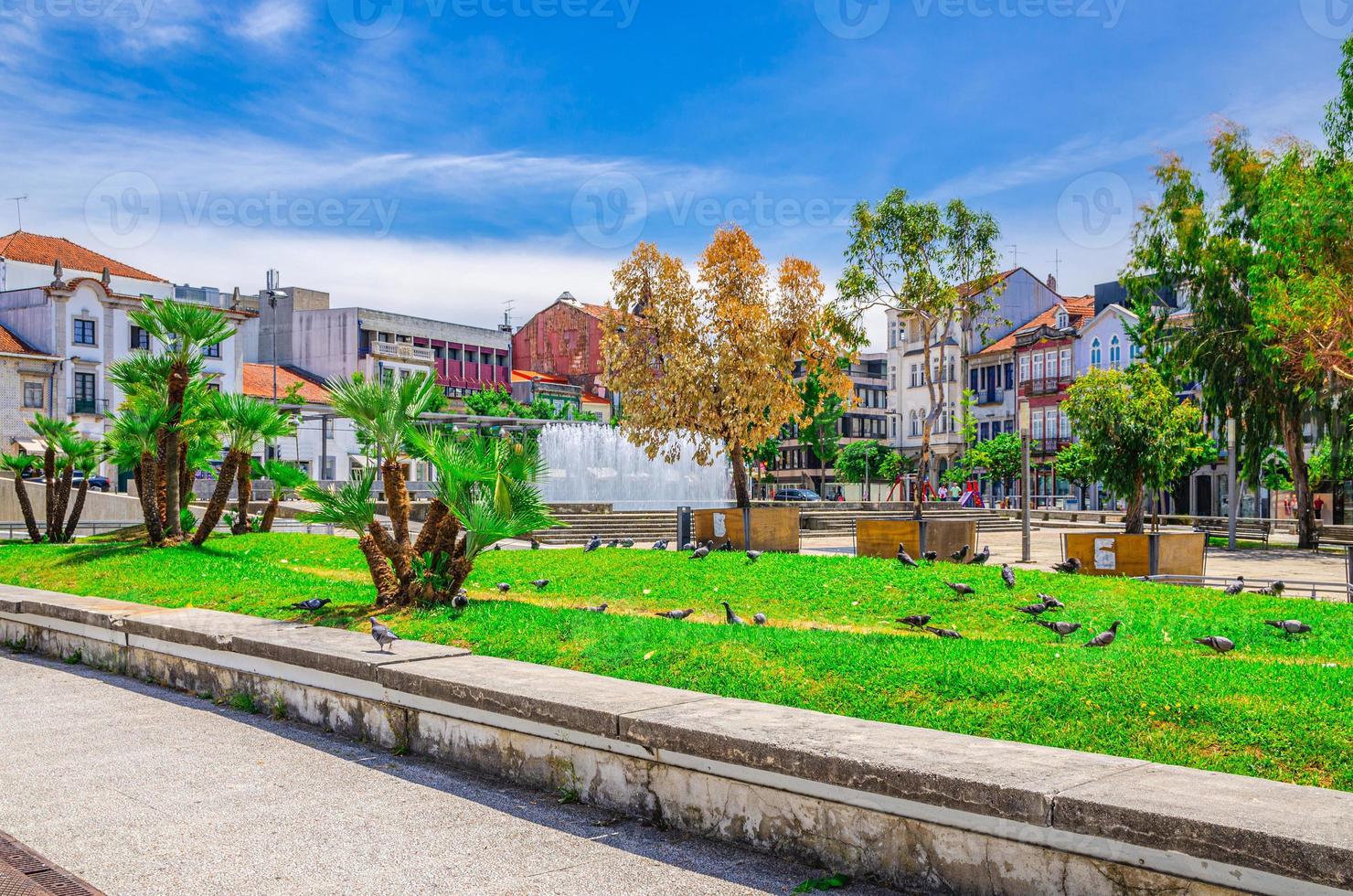 fontän i liten park och typiska färgglada byggnader hus på praca conde agrolongo torget i braga city foto