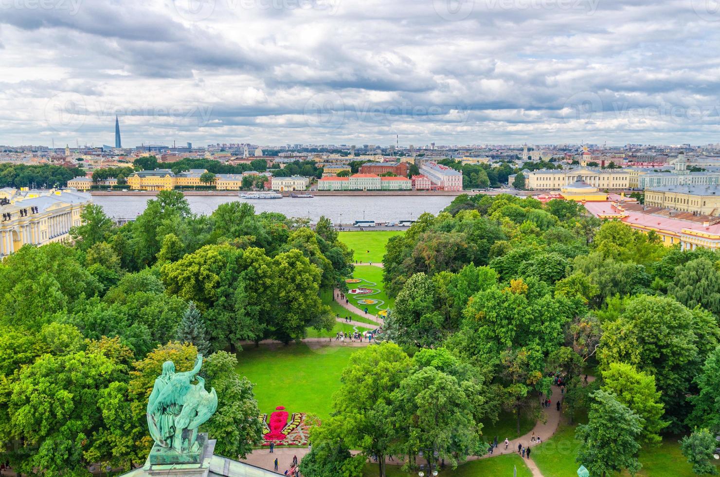 översta flygfoto panoramautsikt över Saint Petersburg leningrad stad med alexander trädgård gröna träd foto